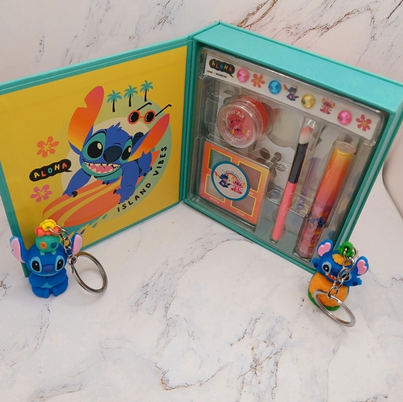 Stitch Makeup & 2 keychains NWT - Picture 9 of 11